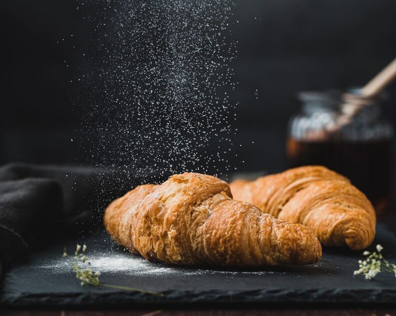 Diabetesa duten gaixoen dietatik, beharrezkoa da pastel beroak baztertu
